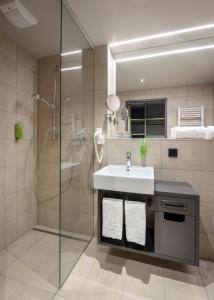 Ett badrum på JUFA Hotel Laterns - Klangholzhus