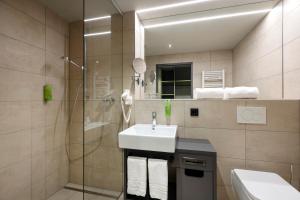 Kúpeľňa v ubytovaní JUFA Hotel Laterns - Klangholzhus