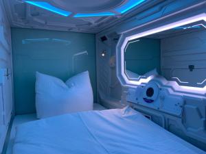 Postel nebo postele na pokoji v ubytování Space Night Capsule Hostel