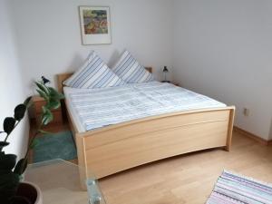 una camera con un letto in una stanza con una pianta di Gästehaus Diemer a Margetshöchheim