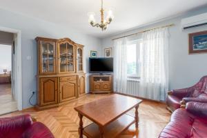 Televízia a/alebo spoločenská miestnosť v ubytovaní Lovely House LINDI in Poreč