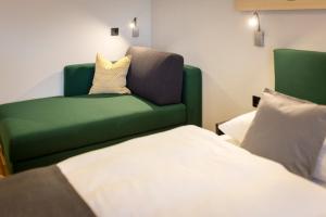 Posteľ alebo postele v izbe v ubytovaní JUFA Hotel Laterns - Klangholzhus