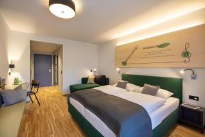 Posteľ alebo postele v izbe v ubytovaní JUFA Hotel Laterns - Klangholzhus