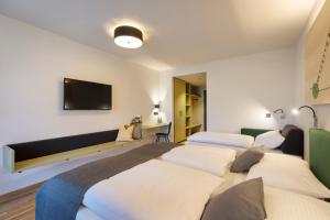 Posteľ alebo postele v izbe v ubytovaní JUFA Hotel Laterns - Klangholzhus