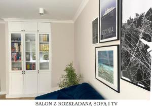 Televízia a/alebo spoločenská miestnosť v ubytovaní Bulwar Gdynia