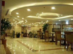 Nozol Royal Inn Hotel 레스토랑 또는 맛집