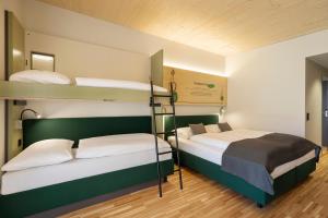 Posteľ alebo postele v izbe v ubytovaní JUFA Hotel Laterns - Klangholzhus