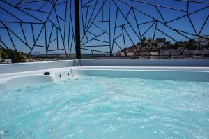 Un jacuzzi con vista al agua en Hotel Posada de las Cuevas, en Arcos de la Frontera