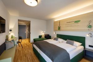 Posteľ alebo postele v izbe v ubytovaní JUFA Hotel Laterns - Klangholzhus