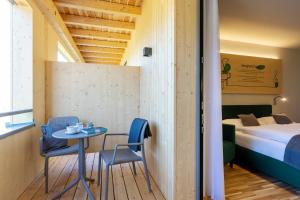 Posteľ alebo postele v izbe v ubytovaní JUFA Hotel Laterns - Klangholzhus