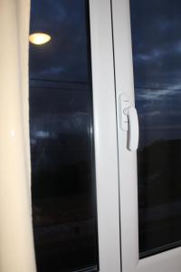 eine offene Tür mit einem Fenster auf einem Zug in der Unterkunft Bella Italia Bem Estar Dona Adelina in Ponta Garça