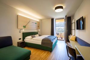 Posteľ alebo postele v izbe v ubytovaní JUFA Hotel Laterns - Klangholzhus