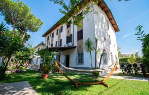 hamak przed budynkiem w obiekcie Hotel Villa Giada w mieście Marina di Massa