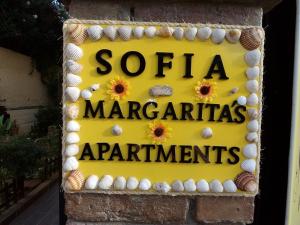 un cartello giallo che dice apparecchi per margarita santa di Sofia Margarita's Rooms ad Agios Gordios