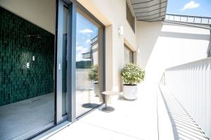 Rõdu või terrass majutusasutuses Familienhotel Felsenhof