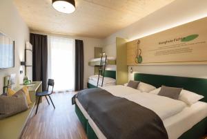 Posteľ alebo postele v izbe v ubytovaní JUFA Hotel Laterns - Klangholzhus + 37 fotografií
