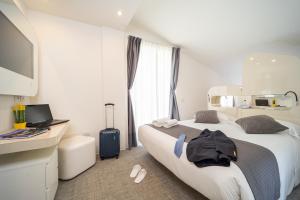 una camera d'albergo con letto e scrivania con computer di iConic Wellness Resort & Spa ad Arezzo