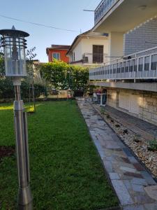 een straatlicht in een tuin naast een huis bij Hana in Umag