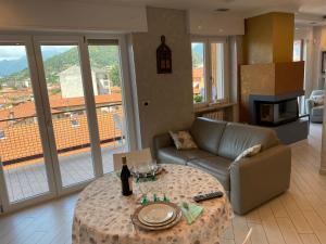ein Wohnzimmer mit einem Sofa und einem Tisch in der Unterkunft Romantica Suite in Verbania