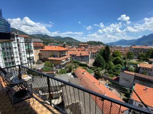 einen Balkon mit Stadtblick in der Unterkunft Romantica Suite in Verbania