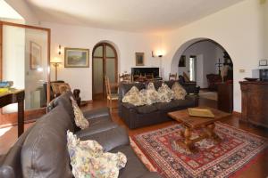 sala de estar con sofá de cuero y mesa en Casale Tigli, en Capolona