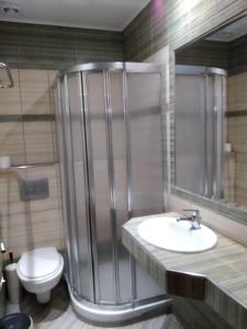 タソスにあるElli Mariaのバスルーム(シャワー、洗面台、トイレ付)
