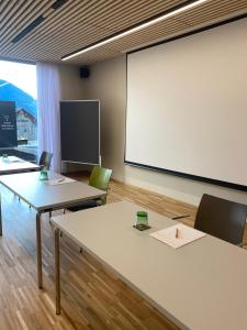 Televízia a/alebo spoločenská miestnosť v ubytovaní JUFA Hotel Laterns - Klangholzhus
