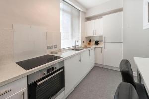 A kitchen or kitchenette at Heart of the city. Perfect for attractions & West End