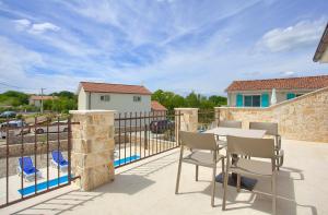 un patio avec une table et des chaises sur un balcon dans l'établissement Villa Zala, à Rasopasno