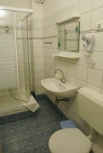 Koupelna v ubytování Corvin Hotel + 9 fotografií