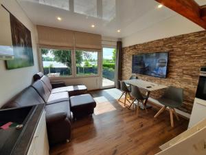 Televisyen dan/atau pusat hiburan di Ferienhaus Am See