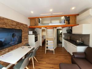 cocina y sala de estar con cama elevada en Ferienhaus Am See, en Hungen
