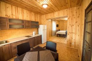 cocina con mesa y sillas en una habitación en Olympic Village, en Podgortsy