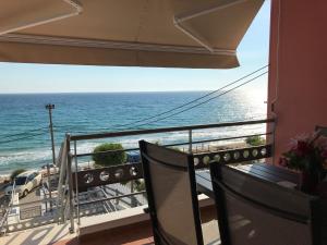 balcón con vistas al océano en Seafront lovely house - Kat's rentals, en Loutsa
