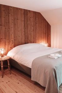 斯內克的住宿－Friese Hoeve Sneek，一间卧室配有一张木墙床