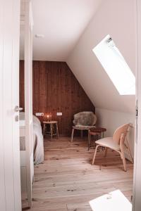 Schlafzimmer im Dachgeschoss mit einem Bett und einem Dachfenster in der Unterkunft Friese Hoeve Sneek in Sneek