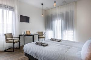 1 dormitorio con 1 cama, mesa y sillas en Singel 9 en Domburg