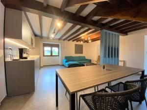 eine Küche und ein Esszimmer mit einem Tisch und Stühlen in der Unterkunft La Finca de Ribadedeva in Colombres