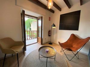 ein Wohnzimmer mit einem Tisch und 2 Stühlen in der Unterkunft La Finca de Ribadedeva in Colombres