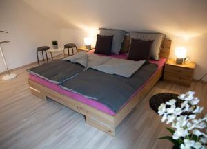 弗賴翁的住宿－Ferienhaus Pusteblume，一张大床,房间配有两张桌子和椅子