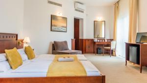 Postel nebo postele na pokoji v ubytování Hotel Tihany Átrium
