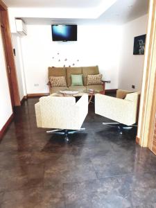 sala de estar con sofá, mesa y sillas en Paloma entorno natural en Oiartzun