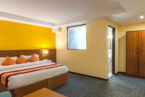 Rúm í herbergi á Hotel Ananda Pashupati
