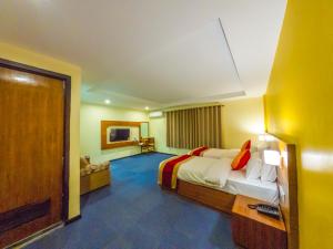 Rúm í herbergi á Hotel Ananda Pashupati