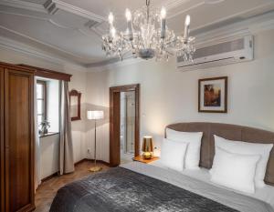เตียงในห้องที่ Hotel Aurus by Adrez