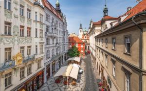 uma vista para um beco entre edifícios em Hotel Aurus by Adrez em Praga