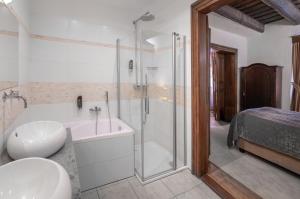 Koupelna v ubytování Hotel Aurus by Adrez + 34 fotografií