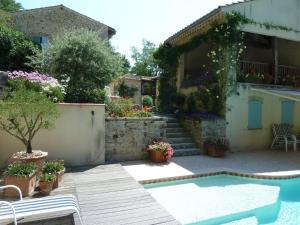 una casa con piscina in giardino di The Courtyard a Castres