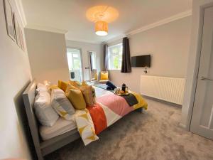 Gallery image of Beautiful Large 4 bedroom House - 5 Minute Walk to the Best Beach! - Great Location - Garden - Parking - Fast WiFi - Smart TV - Newly decorated - sleeps up to 10! Close to Bournemouth & Poole & Sandbanks in Bournemouth