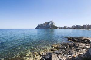 widok na plażę z górą w wodzie w obiekcie EDIFICIO IFACH III w mieście Calpe